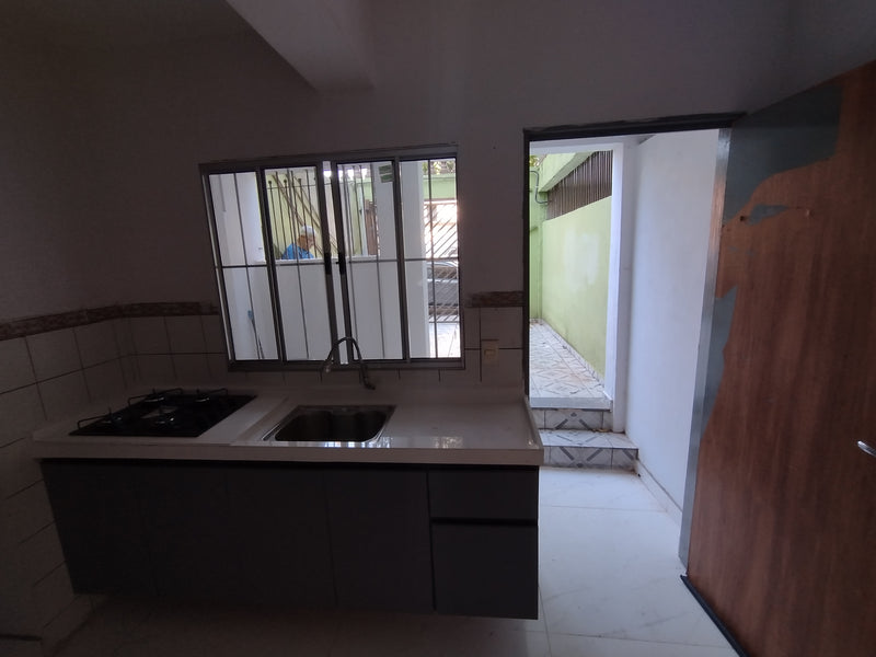 ALUGAMOS MAIS UM ✅.          Casa independente com dois cômodos, lavanderia e uma vaga no Capuava